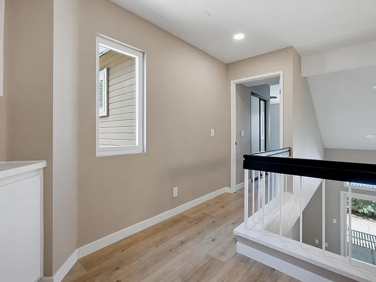 54 Sandalwood — Photo 21