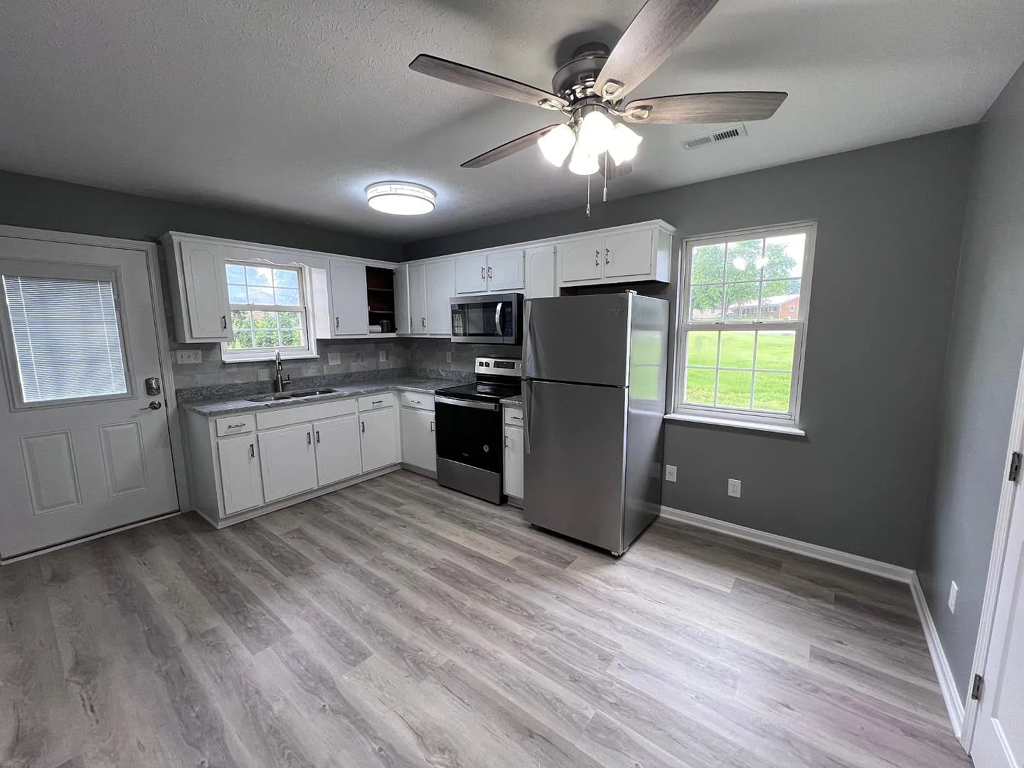 105 Hayden Dr — Photo 2