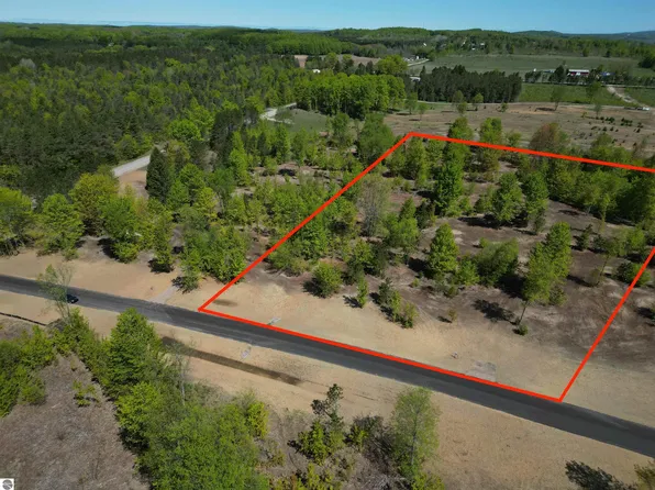 1029 E Solaris Way, Maple City, MI 49664