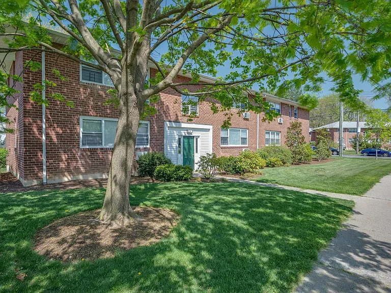Crestwood Lake Apartments — Photo 22