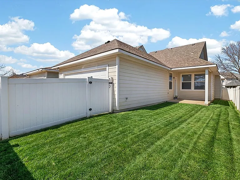 10008 Hanover Dr — Photo 13
