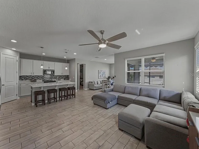295 Lake Smart Cir — Photo 3