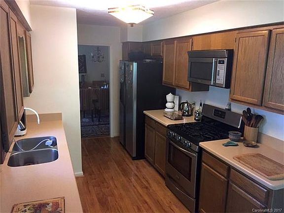 3rd image of 522 Starmount Ln