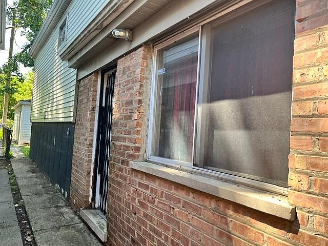 2nd image of 827 W 53rd Pl