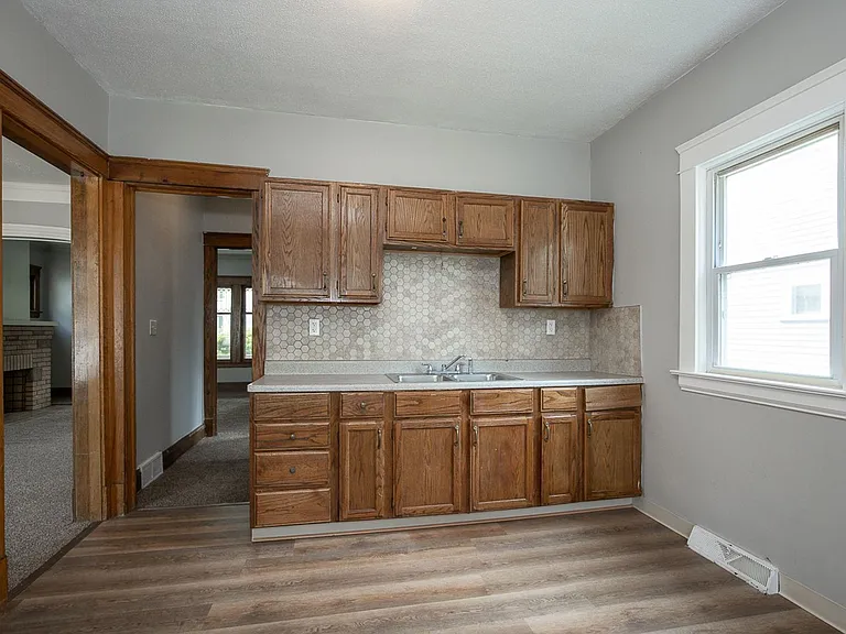 15401 Grovewood Ave — Photo 8