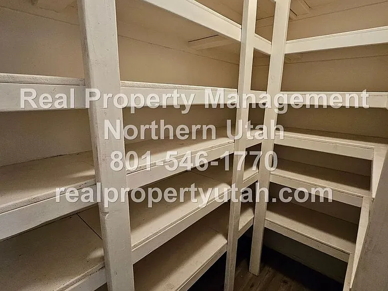 662 E 4th St — Photo 11