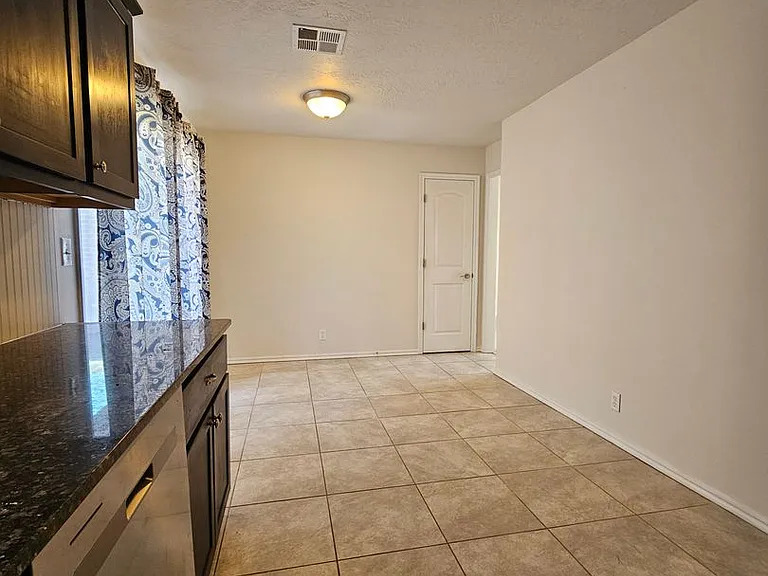 1345 Columbia Cir — Photo 5