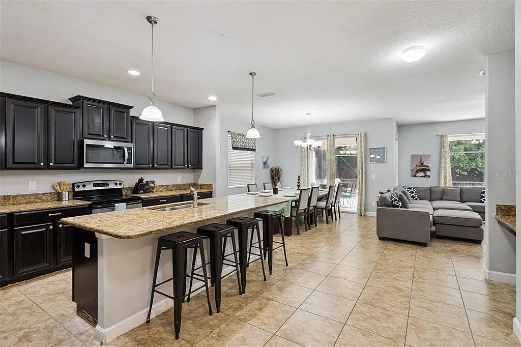 6 bed, 5.0 bath, 3291 sqft, $3,400 — Photo 3