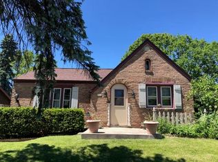9822 W Grantosa Dr, Wauwatosa, WI 53222