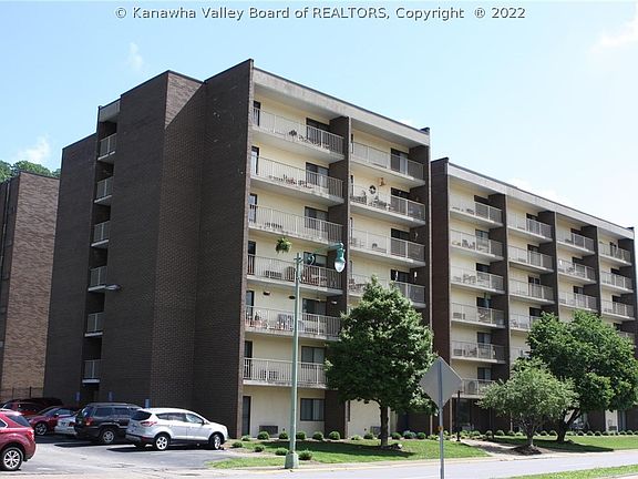 2nd image of 2106 Kanawha Blvd #215