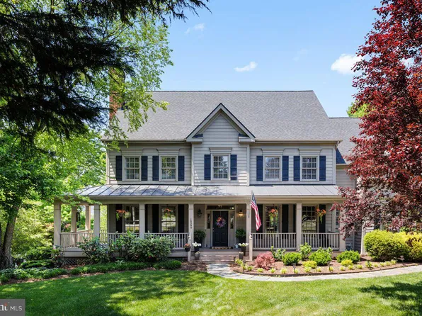 18290 Turnberry Dr, Round Hill, VA 20141