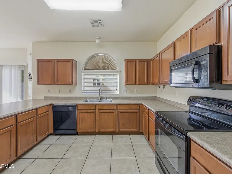 2524 S 89th Ln — Photo 15