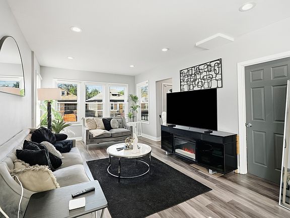 3rd image of 9345 S Harper Ave