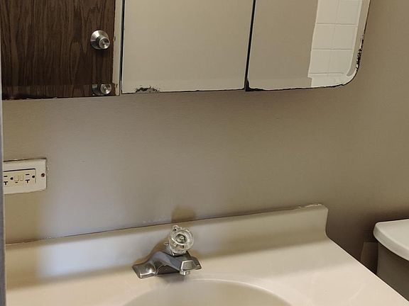 2nd image of 935 Westmoreland Dr #20
