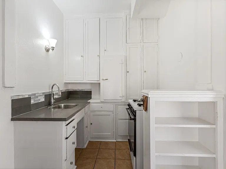 21 Westminster Ave #208 — Photo 9