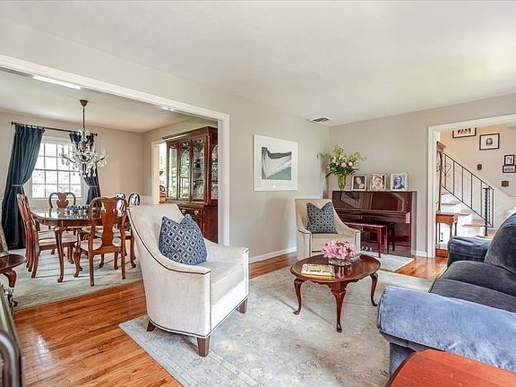 5th image of 12 Oak Point Dr W