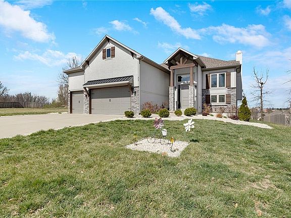 2nd image of 905 SE Wood Ridge Ct