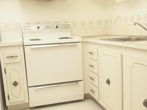 4th image of 500 Village Green Cir W APT 118
