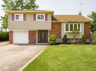 102 Woods Rd, North Babylon, NY 11703