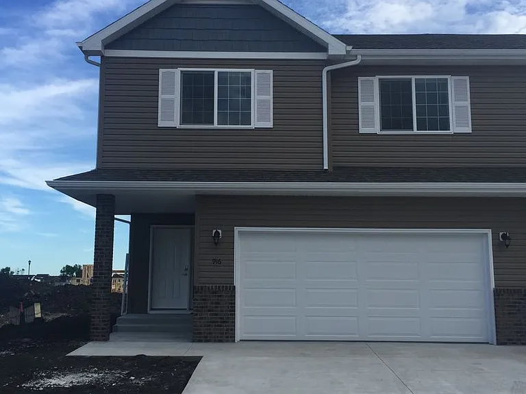 916 Eaglewood Ave — Photo 1