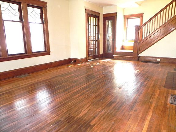 3rd image of 704 Washington St