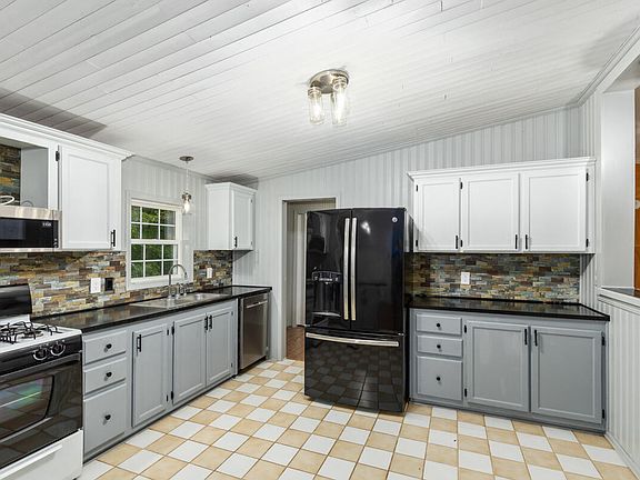 3rd image of 15360 Larsen Ave NE