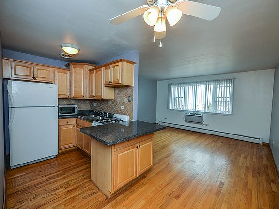 2nd image of 4600 N Cumberland Ave Unit 509