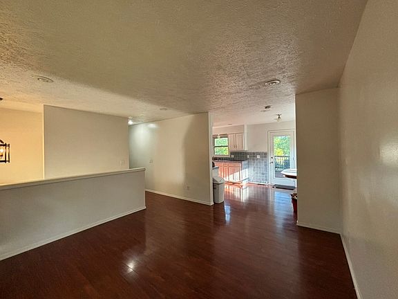 4th image of 116 S Pine Cone Ct