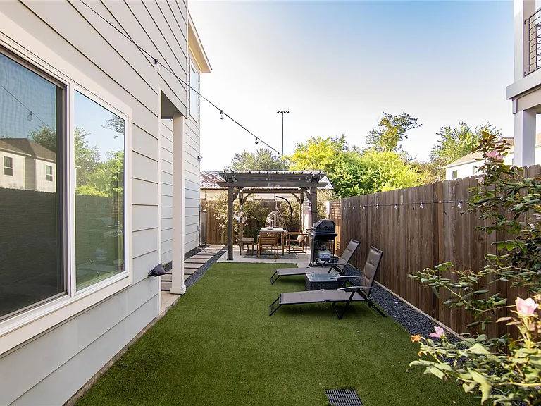 2306 Wipprecht St — Photo 9