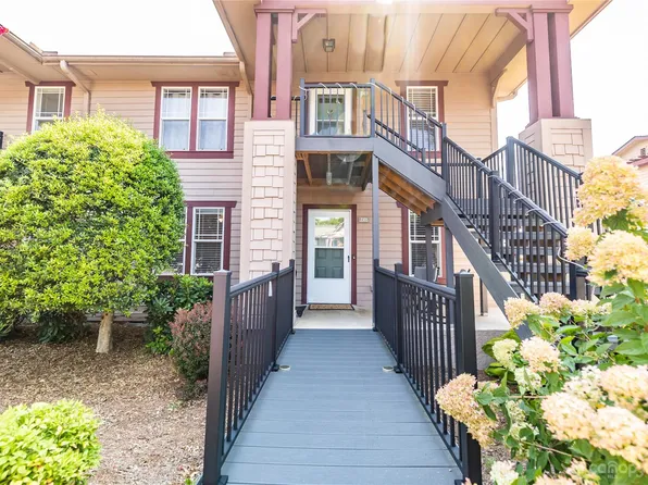 2305 Deermouse Way, Hendersonville, NC 28792