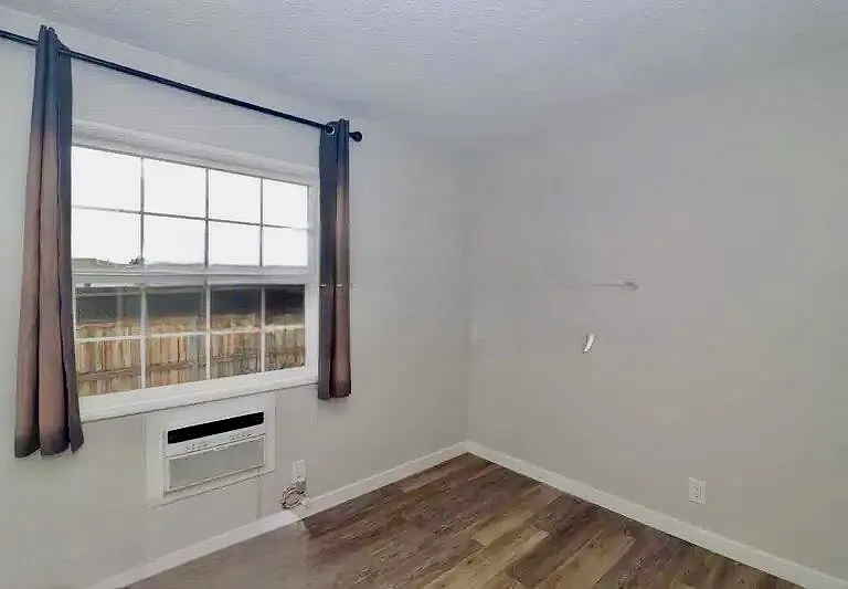 4834 Castle Ave #4 — Photo 9