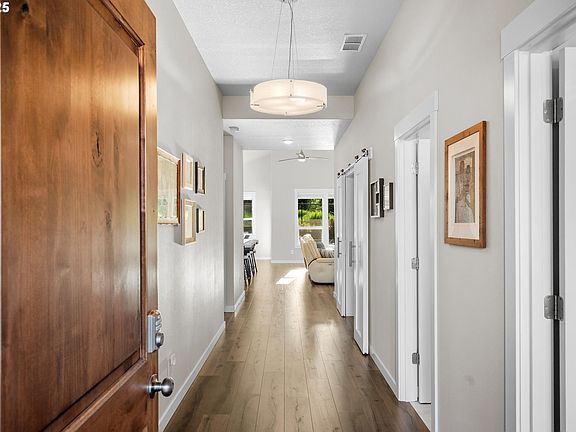 5th image of 4114 SE 17th Ave