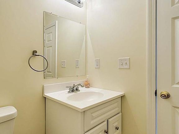 4th image of 22 Glen Ct #22