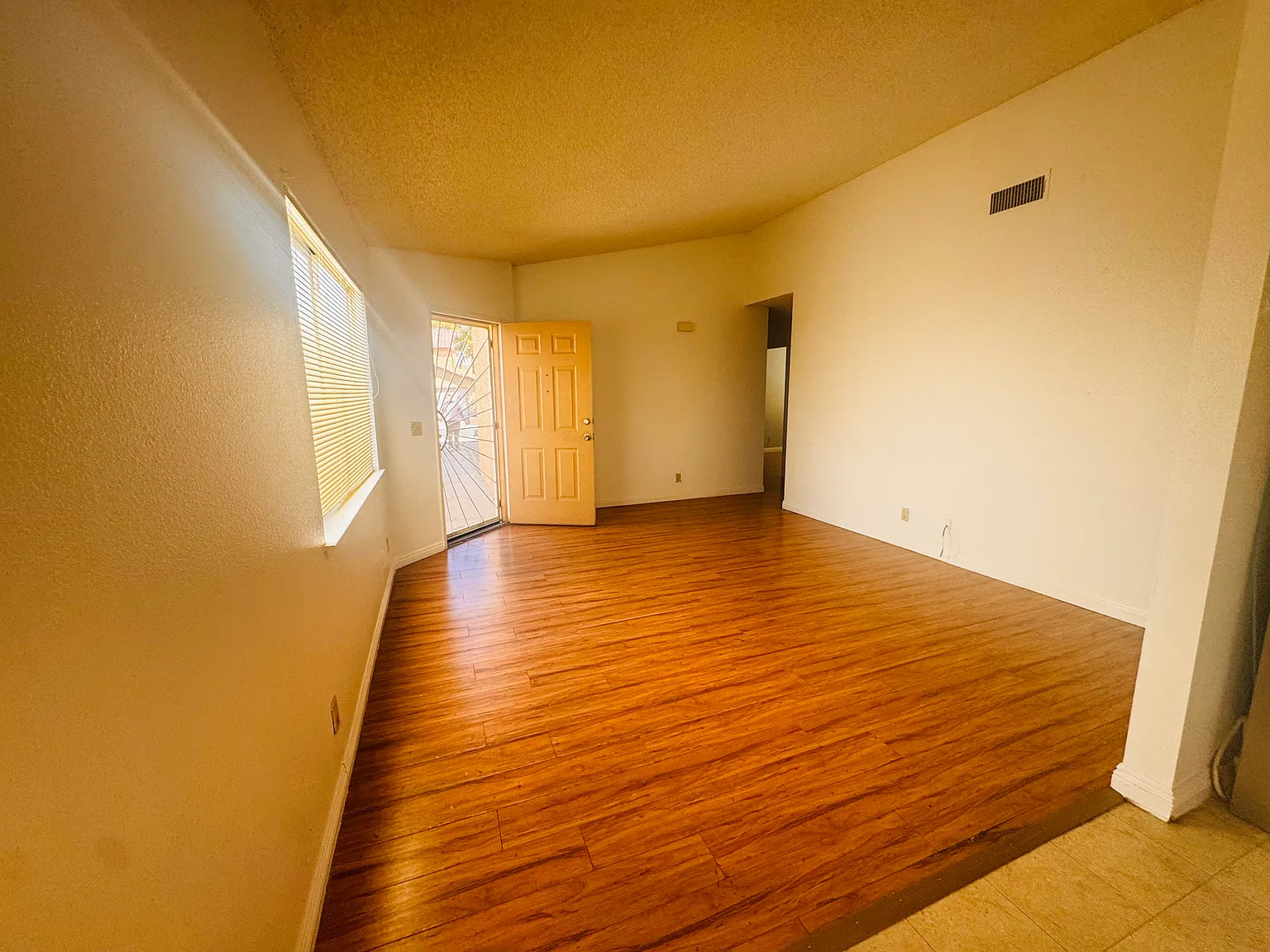 3 bed, 1141 sqft, $2,050 — Photo 3