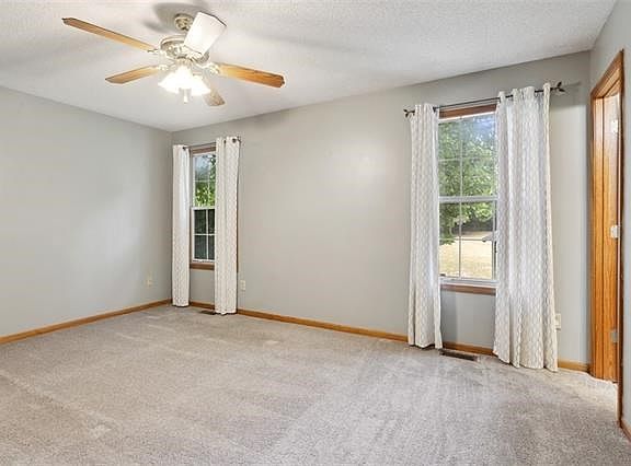3rd image of 322 Crystal Dr