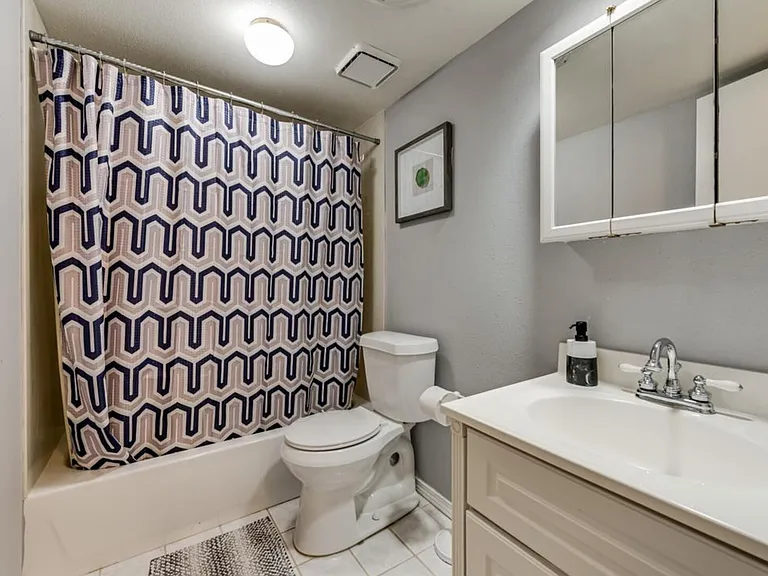 E Avenue J — Photo 14