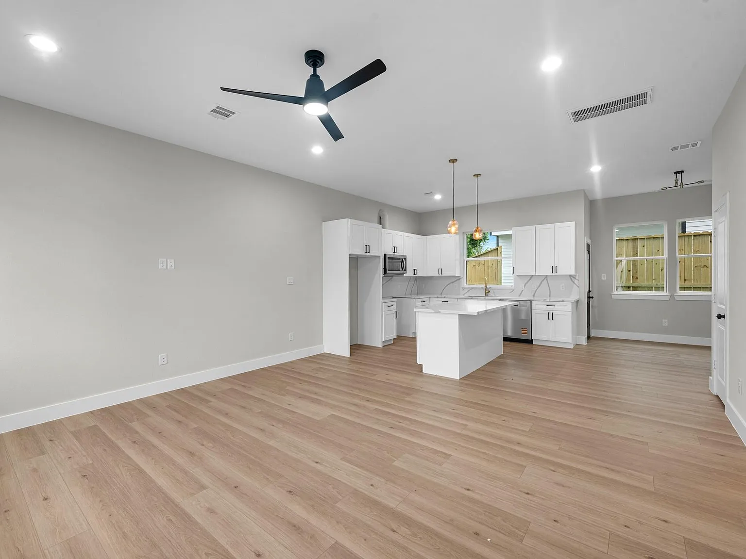 3 bed, 2.5 bath, 1795 sqft, $2,500 — Photo 4