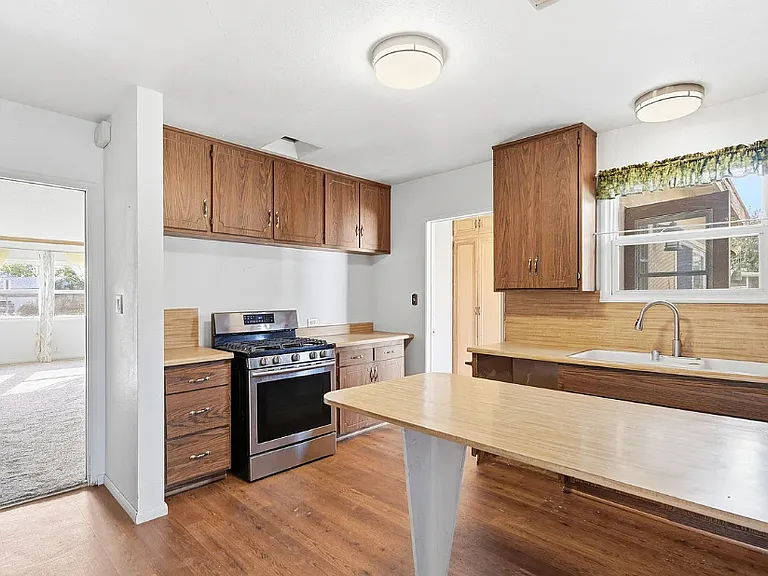 20645 Runnymede St — Photo 5
