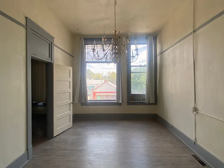 105 1/2 S Main St — Photo 12