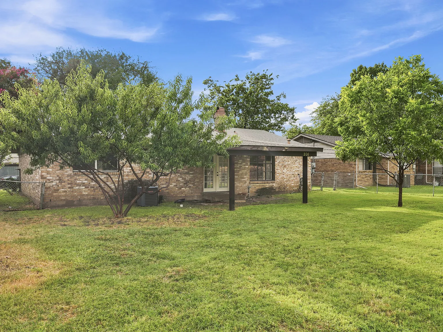 3 bed, 1234 sqft, $2,300 — Photo 2