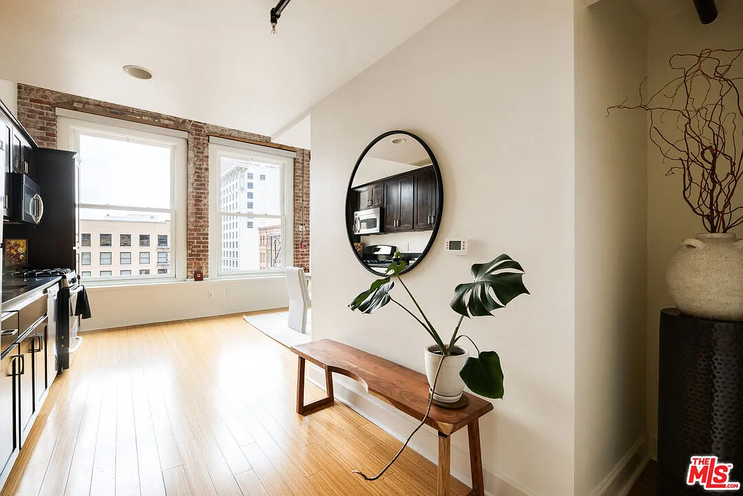 1 bed, 1.0 bath, 1210 sqft, $3,700 — Photo 2