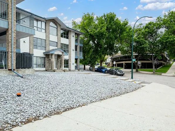 407 N Macleod Trl SE #4, Medicine Hat, AB T1A 8P7