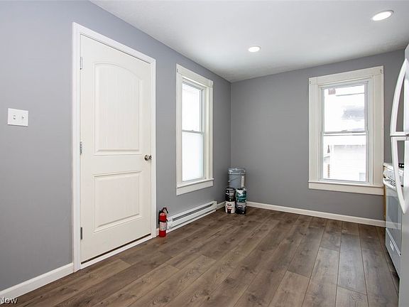 5th image of 442-442 1/2 Main St