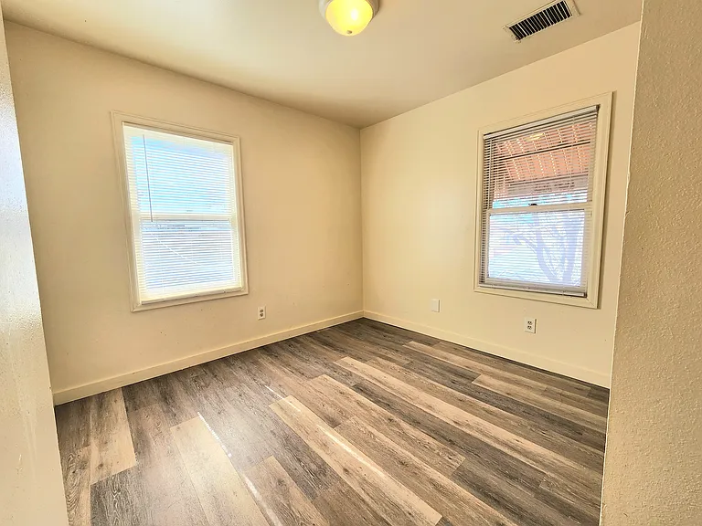520 W 11th St #6 — Photo 5