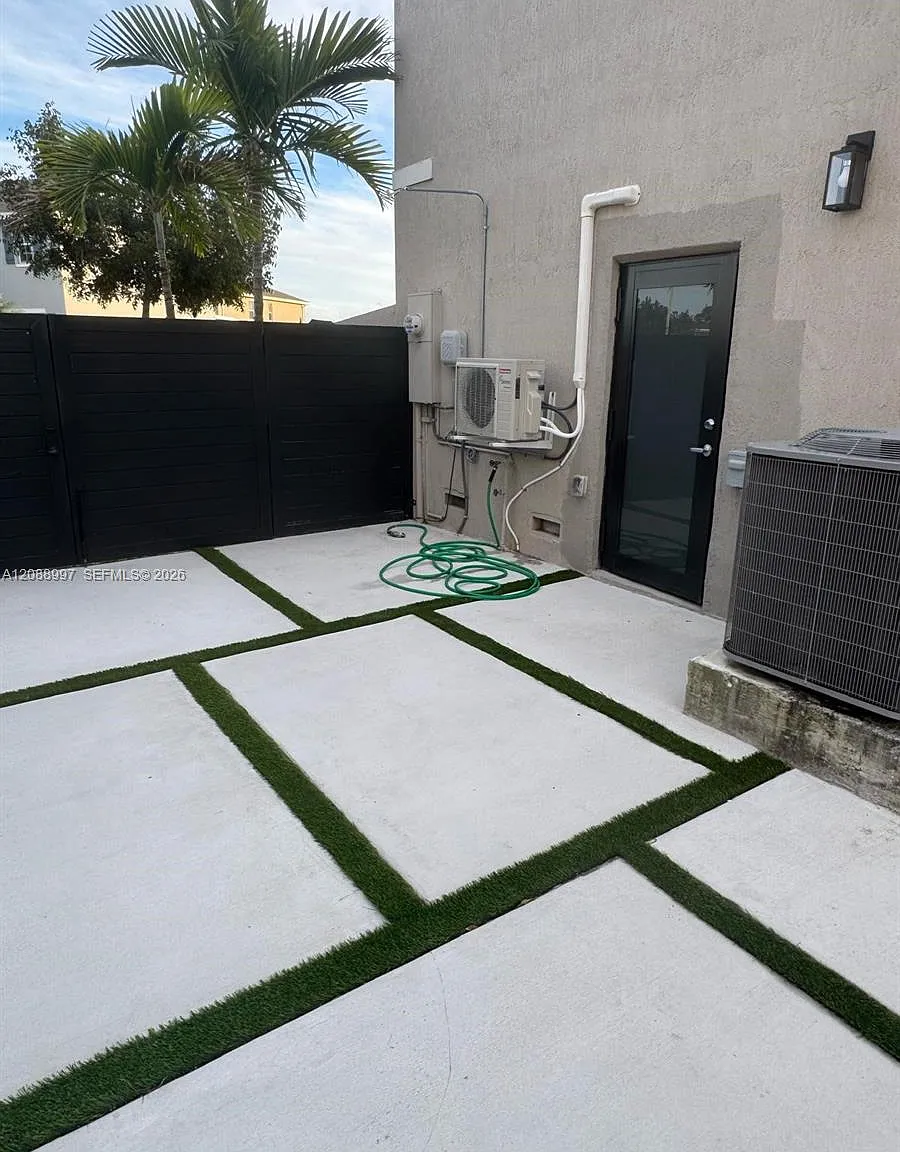 1 bed, 1.0 bath, $1,200 — Photo 1