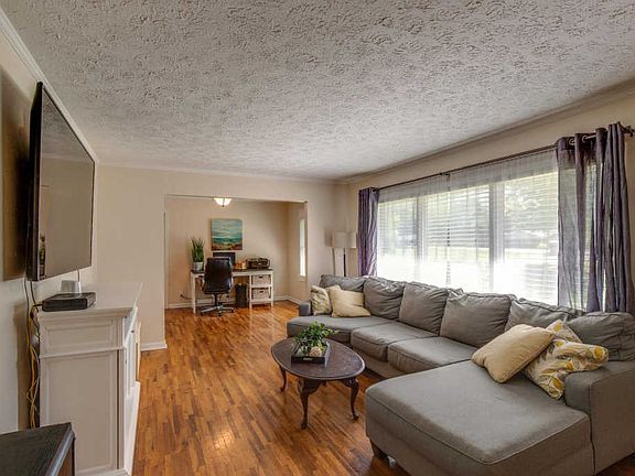 3rd image of 418 Richland Cir