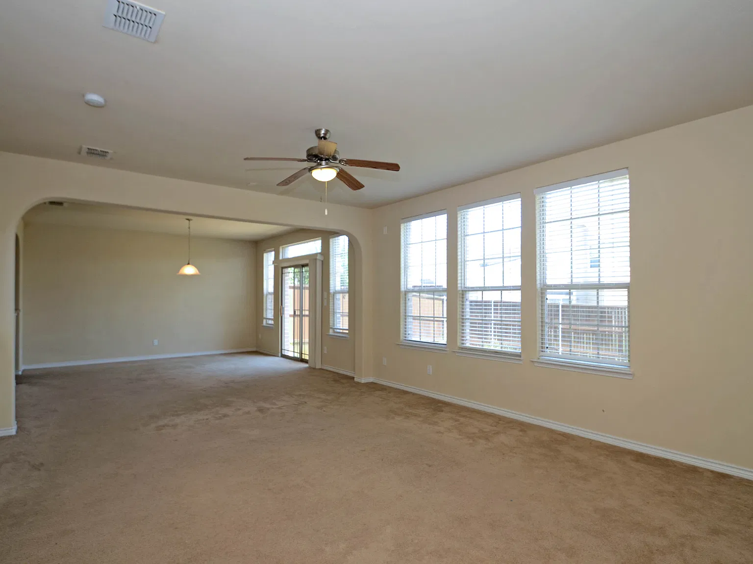 3 bed, 2.5 bath, 2631 sqft, $2,700 — Photo 3