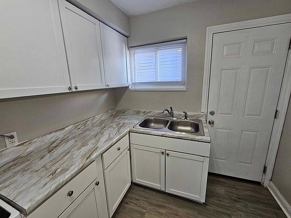 3rd image of 2404 S Dixie Dr