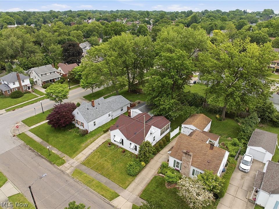2nd image of 1585 Thornapple Ave