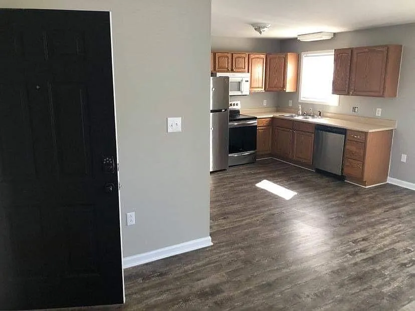 3 bed, 1.5 bath, 900 sqft, $850 — Photo 1